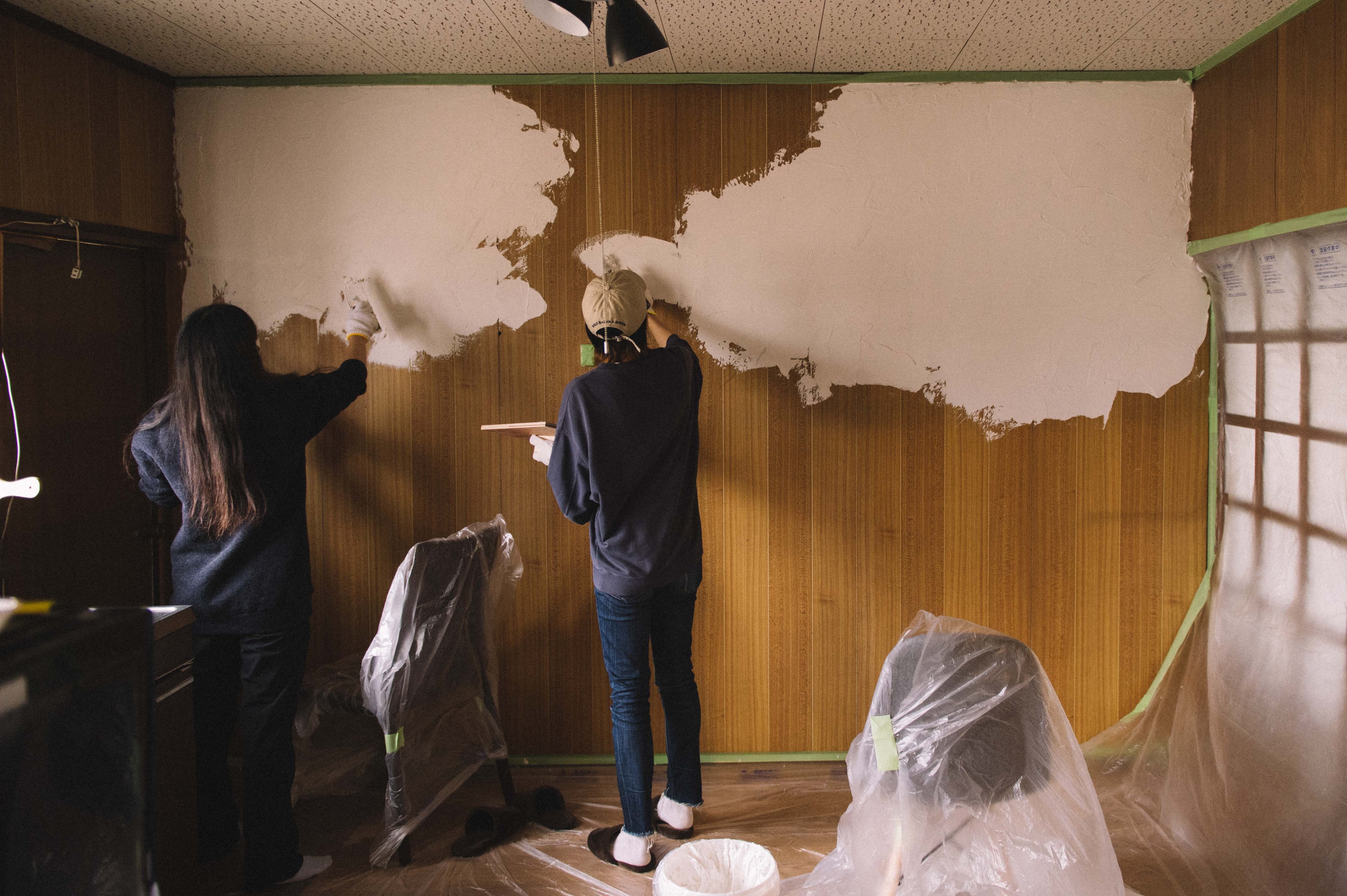 古民家の壁を塗るDIY作業